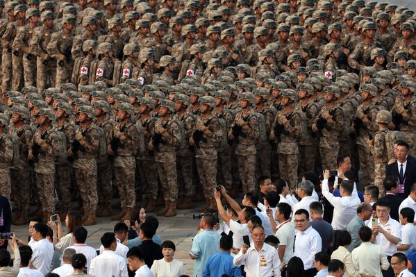 3 سپتامبر 2025. سربازان ارتش آزادیبخش خلق چین برای رژه نظامی در میدان تیانآنمن پکن آماده میشوند تا هشتادمین سالگرد جنگ مقاومت خلق چین علیه ژاپن و پایان جنگ جهانی دوم را گرامی بدارند. 3 سپتامبر 2025. سربازان ارتش آزادیبخش خلق چین برای رژه نظامی در میدان تیانآنمن پکن آماده میشوند تا هشتادمین سالگرد جنگ مقاومت خلق چین علیه ژاپن و پایان جنگ جهانی دوم را گرامی بدارند. - اسپوتنیک ایران