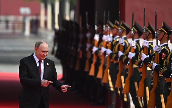 3 سپتامبر 2025. ولادیمیر پوتین، رئیس جمهور روسیه، پیش از جلسه مشترک با رؤسای هیئتهای خارجی دعوت شده به مراسم بزرگداشت هشتادمین سالگرد پیروزی مردم چین در جنگ مقاومت علیه ژاپن و پایان جنگ جهانی دوم. 3 سپتامبر 2025. ولادیمیر پوتین، رئیس جمهور روسیه، پیش از جلسه مشترک با رؤسای هیئتهای خارجی دعوت شده به مراسم بزرگداشت هشتادمین سالگرد پیروزی مردم چین در جنگ مقاومت علیه ژاپن و پایان جنگ جهانی دوم. - اسپوتنیک ایران