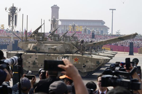 خودروهای زرهی در رژه نظامی به مناسبت هشتادمین سالگرد تسلیم ژاپن در جنگ جهانی دوم که در مقابل دروازه تیانآنمن در پکن برگزار شد، شرکت میکنند. این رژه روز چهارشنبه، 3 سپتامبر 2025 برگزار شد. خودروهای زرهی در رژه نظامی به مناسبت هشتادمین سالگرد تسلیم ژاپن در جنگ جهانی دوم که در مقابل دروازه تیانآنمن در پکن برگزار شد، شرکت میکنند. این رژه روز چهارشنبه، 3 سپتامبر 2025 برگزار شد. - اسپوتنیک ایران