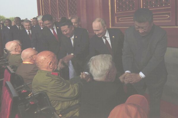 شی جین پینگ، رئیس جمهور چین (راست)، ولادیمیر پوتین، رئیس جمهور روسیه و کیم جونگ اون، رهبر کره شمالی، در کنار دیگر رهبران جهان، در حالی که پیش از رژه نظامی به مناسبت هشتادمین سالگرد تسلیم ژاپن در جنگ جهانی دوم که در پکن برگزار شد، با بزرگان حزب دیدار میکنند، در یک صفحه نمایش غول پیکر دیده میشوند. این رژه روز چهارشنبه، 3 سپتامبر 2025 برگزار میشود. شی جین پینگ، رئیس جمهور چین (راست)، ولادیمیر پوتین، رئیس جمهور روسیه و کیم جونگ اون، رهبر کره شمالی، در کنار دیگر رهبران جهان، در حالی که پیش از رژه نظامی به مناسبت هشتادمین سالگرد تسلیم ژاپن در جنگ جهانی دوم که در پکن برگزار شد، با بزرگان حزب دیدار میکنند، در یک صفحه نمایش غول پیکر دیده میشوند. این رژه روز چهارشنبه، 3 سپتامبر 2025 برگزار میشود. - اسپوتنیک ایران