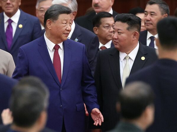 3 سپتامبر 2025. شی جین پینگ، رئیس جمهور چین (چپ) و کیم جونگ اون، رئیس دولت کره شمالی، در مراسمی به مناسبت هشتادمین سالگرد جنگ مقاومت مردم چین علیه ژاپن و پایان جنگ جهانی دوم شرکت کردند. 3 سپتامبر 2025. شی جین پینگ، رئیس جمهور چین (چپ) و کیم جونگ اون، رئیس دولت کره شمالی، در مراسمی به مناسبت هشتادمین سالگرد جنگ مقاومت مردم چین علیه ژاپن و پایان جنگ جهانی دوم شرکت کردند. - اسپوتنیک ایران