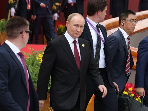 3 سپتامبر 2025. ولادیمیر پوتین، رئیس جمهور روسیه، پس از یک جلسه عکس مشترک با سران هیئتهای خارجی دعوت شده به مراسم بزرگداشت هشتادمین سالگرد پیروزی مردم چین در جنگ مقاومت علیه ژاپن و پایان جنگ جهانی دوم. 3 سپتامبر 2025. ولادیمیر پوتین، رئیس جمهور روسیه، پس از یک جلسه عکس مشترک با سران هیئتهای خارجی دعوت شده به مراسم بزرگداشت هشتادمین سالگرد پیروزی مردم چین در جنگ مقاومت علیه ژاپن و پایان جنگ جهانی دوم. - اسپوتنیک ایران