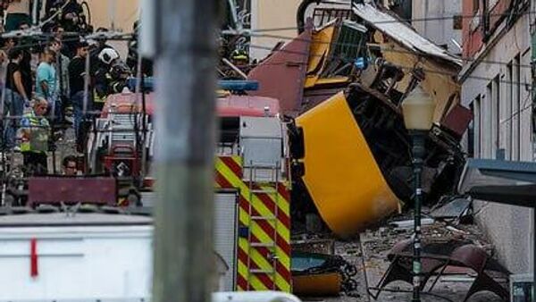 قطار کابلی مشهور در مرکز لیسبون ناگهان از ریل خارج و سقوط کرد - اسپوتنیک ایران  