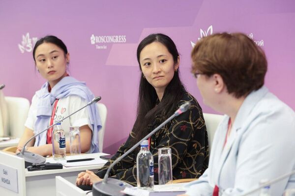 کارگردانان و هنرمندان جوان از روسیه و آسیا مسیرهای توسعه تئاتر را در مجمع اقتصادی شرق 2025 ترسیم می‌کنند - اسپوتنیک ایران  