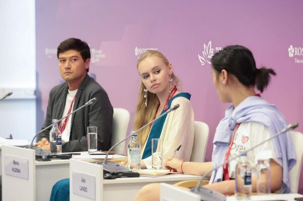 کارگردانان و هنرمندان جوان از روسیه و آسیا مسیرهای توسعه تئاتر را در مجمع اقتصادی شرق 2025 ترسیم می‌کنند - اسپوتنیک ایران  