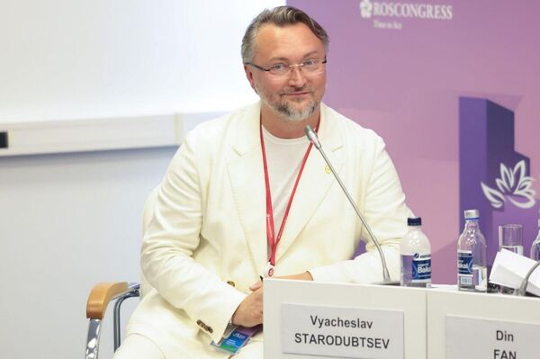 کارگردانان و هنرمندان جوان از روسیه و آسیا مسیرهای توسعه تئاتر را در مجمع اقتصادی شرق 2025 ترسیم می‌کنند - اسپوتنیک ایران  