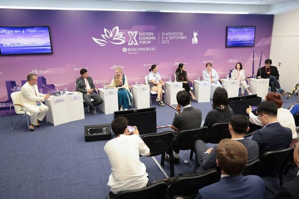 کارگردانان و هنرمندان جوان از روسیه و آسیا مسیرهای توسعه تئاتر را در مجمع اقتصادی شرق 2025 ترسیم می‌کنند - اسپوتنیک ایران  