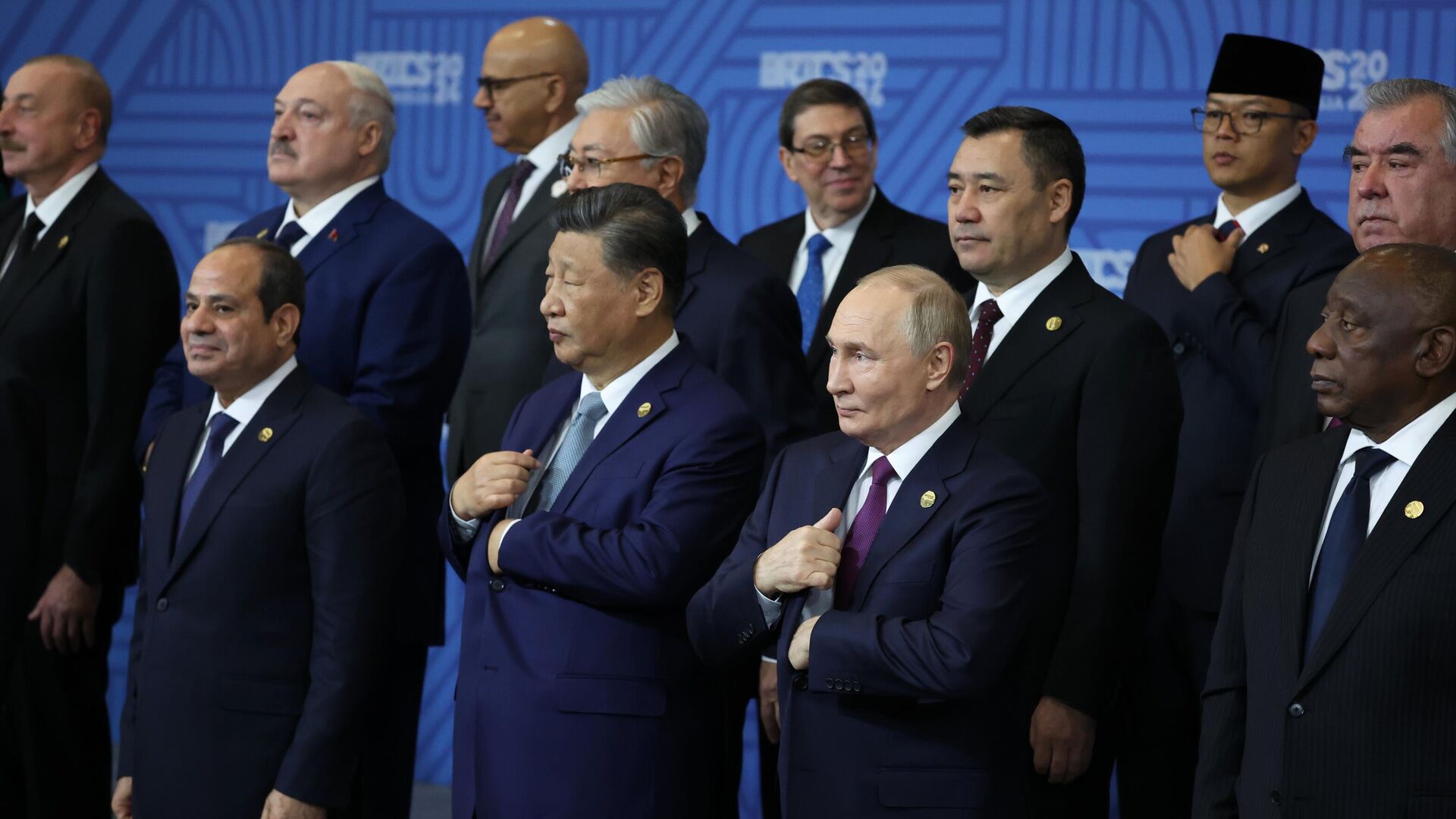 Президент РФ Владимир Путин и председатель КНР Си Цзиньпин на церемонии совместного фотографирования лидеров БРИКС в рамках XVI саммита БРИКС в Казани Президент РФ Владимир Путин и председатель КНР Си Цзиньпин на церемонии совместного фотографирования лидеров БРИКС в рамках XVI саммита БРИКС в Казани - اسپوتنیک ایران , 1920, 06.09.2025