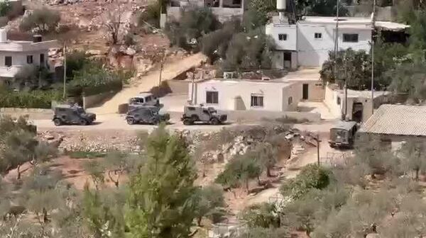تصاویری از یورش نیروهای اسرائیلی به شهر قطنا و به خانه یکی از عاملان حمله امروز به اورشلیم - اسپوتنیک ایران  