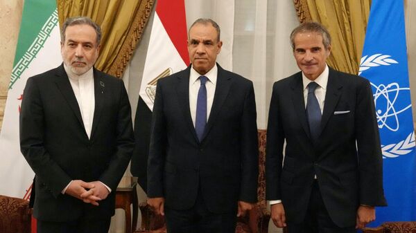 دیدار رافائل گروسی، مدیرکل آژانس بین‌المللی انرژی اتمی با سید عباس عراقچی و بدر عبدالعاطی وزیران خارجه ایران و مصر - اسپوتنیک ایران  