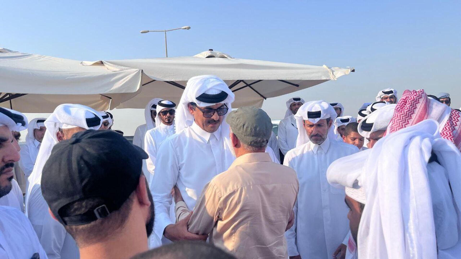 تشییع جنازه قربانیان بمباران دوحه توسط اسرائیل، با حضور رسمی امیر قطر، تمیم بن حمد آل ثانی تشییع جنازه قربانیان بمباران دوحه توسط اسرائیل، با حضور رسمی امیر قطر، تمیم بن حمد آل ثانی - اسپوتنیک ایران , 1920, 11.09.2025