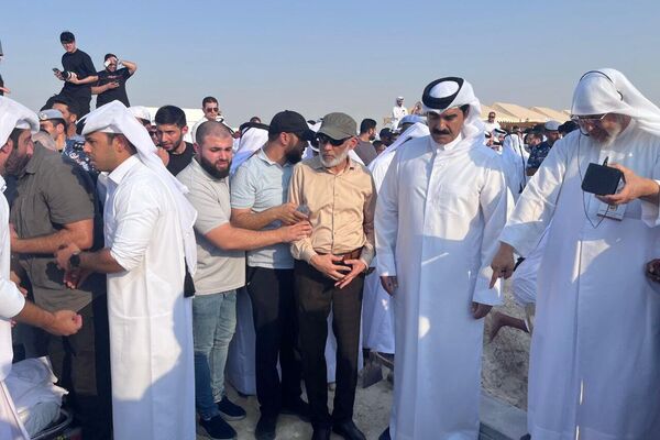 تشییع جنازه قربانیان بمباران دوحه توسط اسرائیل، با حضور رسمی امیر قطر، تمیم بن حمد آل ثانی تشییع جنازه قربانیان بمباران دوحه توسط اسرائیل، با حضور رسمی امیر قطر، تمیم بن حمد آل ثانی - اسپوتنیک ایران