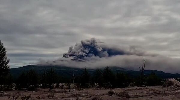 آتشفشان شیولوچ در شبه جزیره کامچاتکا روسیه فوران کرد و وارد مرحله جدیدی از فعالیت‌های آتشفشانی شد - اسپوتنیک ایران  