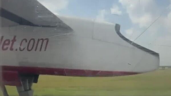 حادثه هوایی در فرودگاه؛ چرخ هواپیما موقع صعود باز شد - اسپوتنیک ایران  