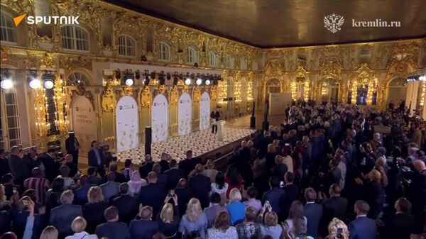 پوتین در جلسه عمومی مجمع فرهنگ‌های متحد در سن پترزبورگ شرکت کرد - اسپوتنیک ایران  