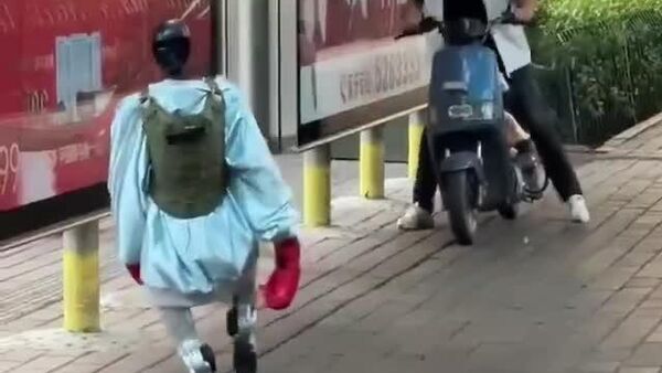 ربات بوکسور حضور مرد موتورسوار در پیاده رو را تحمل نکرد و به او حمله کرد - اسپوتنیک ایران  