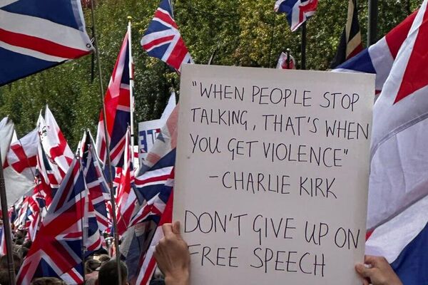 تظاهرات بیش از 100 هزار نفر در لندن علیه مهاجران غیرقانونی تظاهرات بیش از 100 هزار نفر در لندن علیه مهاجران غیرقانونی - اسپوتنیک ایران