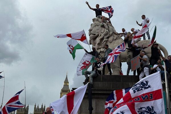 تظاهرات بیش از 100 هزار نفر در لندن علیه مهاجران غیرقانونی تظاهرات بیش از 100 هزار نفر در لندن علیه مهاجران غیرقانونی - اسپوتنیک ایران