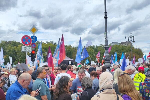 حدود 20 هزار نفر امروز به خیابانهای برلین آمدند تا علیه جنگ و مسابقه تسلیحاتی، برای صلح در اروپا و نوار غزه اعتراض کنند حدود 20 هزار نفر امروز به خیابانهای برلین آمدند تا علیه جنگ و مسابقه تسلیحاتی، برای صلح در اروپا و نوار غزه اعتراض کنند - اسپوتنیک ایران