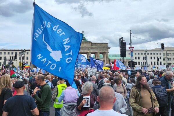 حدود 20 هزار نفر امروز به خیابانهای برلین آمدند تا علیه جنگ و مسابقه تسلیحاتی، برای صلح در اروپا و نوار غزه اعتراض کنند حدود 20 هزار نفر امروز به خیابانهای برلین آمدند تا علیه جنگ و مسابقه تسلیحاتی، برای صلح در اروپا و نوار غزه اعتراض کنند - اسپوتنیک ایران