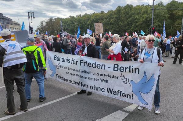 حدود 20 هزار نفر امروز به خیابانهای برلین آمدند تا علیه جنگ و مسابقه تسلیحاتی، برای صلح در اروپا و نوار غزه اعتراض کنند حدود 20 هزار نفر امروز به خیابانهای برلین آمدند تا علیه جنگ و مسابقه تسلیحاتی، برای صلح در اروپا و نوار غزه اعتراض کنند - اسپوتنیک ایران