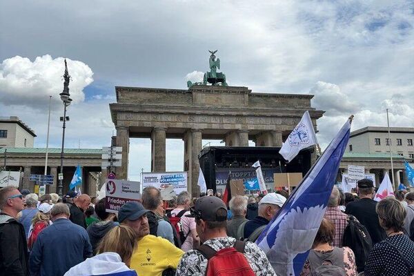 حدود 20 هزار نفر امروز به خیابانهای برلین آمدند تا علیه جنگ و مسابقه تسلیحاتی، برای صلح در اروپا و نوار غزه اعتراض کنند حدود 20 هزار نفر امروز به خیابانهای برلین آمدند تا علیه جنگ و مسابقه تسلیحاتی، برای صلح در اروپا و نوار غزه اعتراض کنند - اسپوتنیک ایران