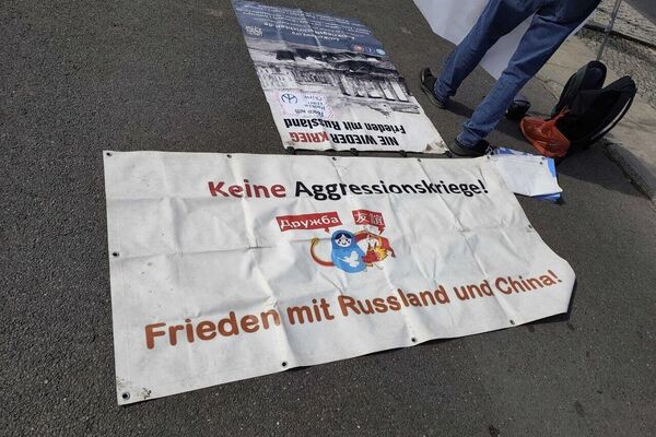 حدود 20 هزار نفر امروز به خیابانهای برلین آمدند تا علیه جنگ و مسابقه تسلیحاتی، برای صلح در اروپا و نوار غزه اعتراض کنند حدود 20 هزار نفر امروز به خیابانهای برلین آمدند تا علیه جنگ و مسابقه تسلیحاتی، برای صلح در اروپا و نوار غزه اعتراض کنند - اسپوتنیک ایران