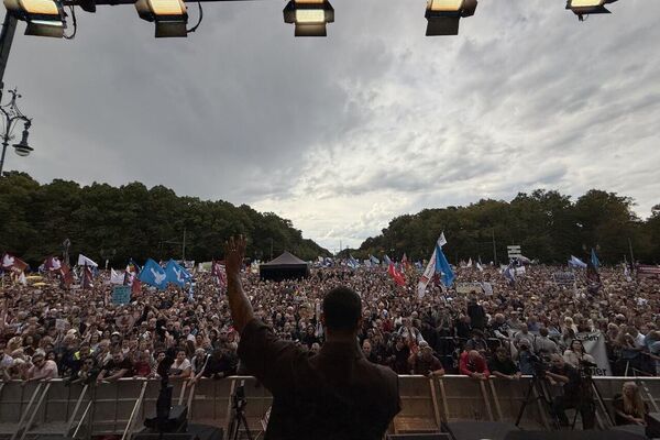 حدود 20 هزار نفر امروز به خیابانهای برلین آمدند تا علیه جنگ و مسابقه تسلیحاتی، برای صلح در اروپا و نوار غزه اعتراض کنند حدود 20 هزار نفر امروز به خیابانهای برلین آمدند تا علیه جنگ و مسابقه تسلیحاتی، برای صلح در اروپا و نوار غزه اعتراض کنند - اسپوتنیک ایران