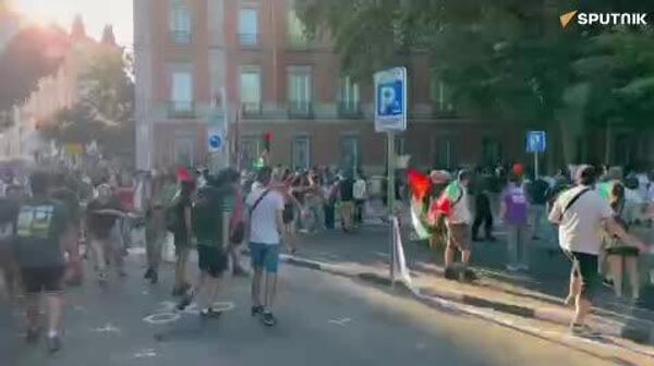 پلیس اسپانیا با معترضان طرفدار فلسطین در حاشیه برگزاری مسابقه دوچرخه‌سواری در مادرید درگیر شد - اسپوتنیک ایران  