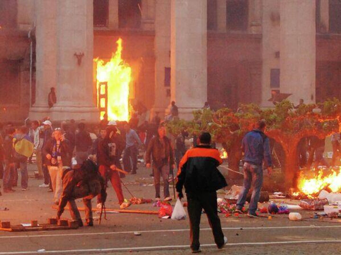 آتش‌سوزی در خانه اتحادیه‌ها در اودسا (ورودی مرکزی در حال سوختن است) - اسپوتنیک ایران  