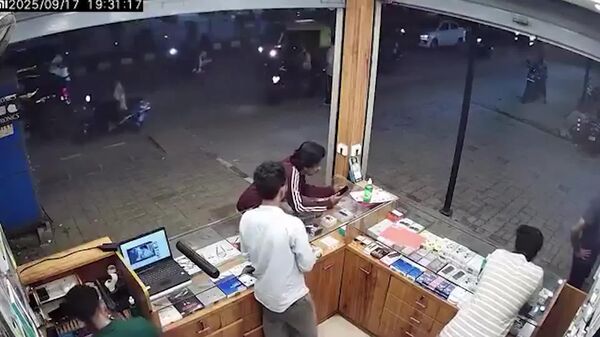 در ایالت کارناتاکا هند، یک موتورسوار هنگام تلاش برای سبقت گرفتن با یک اتوبوس در حال حرکت در یک جاده شلوغ برخورد کرد و دچار جراحات جدی شد - اسپوتنیک ایران  