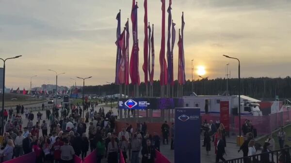 مهمانانی از سراسر جهان در انتظار مسابقه اینترویژن در سالن لایو آرنا جمع می‌شوند - اسپوتنیک ایران  