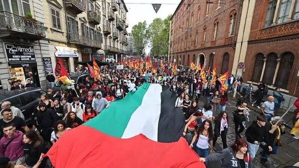 درگیری با پلیس و اختلال در حمل و نقل؛ اعتراضات گسترده‌ در حمایت از غزه در سراسر ایتالیا - اسپوتنیک ایران  