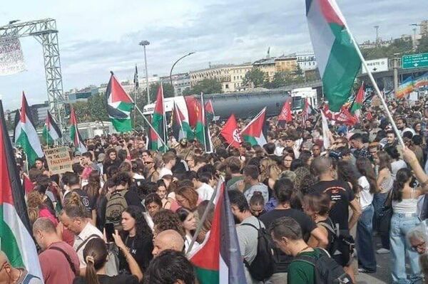 درگیری با پلیس و اختلال در حمل و نقل؛ اعتراضات گسترده‌ در حمایت از غزه در سراسر ایتالیا - اسپوتنیک ایران  