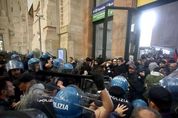 درگیری با پلیس و اختلال در حمل و نقل؛ اعتراضات گسترده‌ در حمایت از غزه در سراسر ایتالیا - اسپوتنیک ایران  