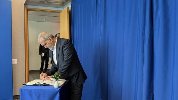 پزشکیان در حال نوشتن در دفتر سازمان ملل - اسپوتنیک ایران  