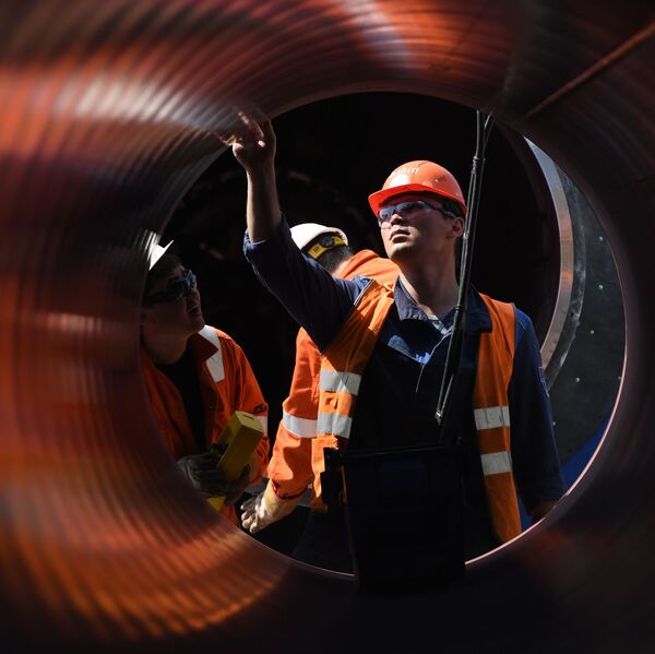 کارکنان در محل ساخت خط لوله نورد استریم 2 در خارج از شهر کینگیسپ، منطقه لنینگراد، روسیه کار می‌کنند. پروژه نورد استریم 2 شامل ساخت یک خط لوله دوقلو است که حدود 55 میلیارد متر مکعب (تقریباً 2 تریلیون فوت مکعب) گاز را مستقیماً به آلمان و سایر کشورهای اروپایی تحویل می‌دهد. - اسپوتنیک ایران  