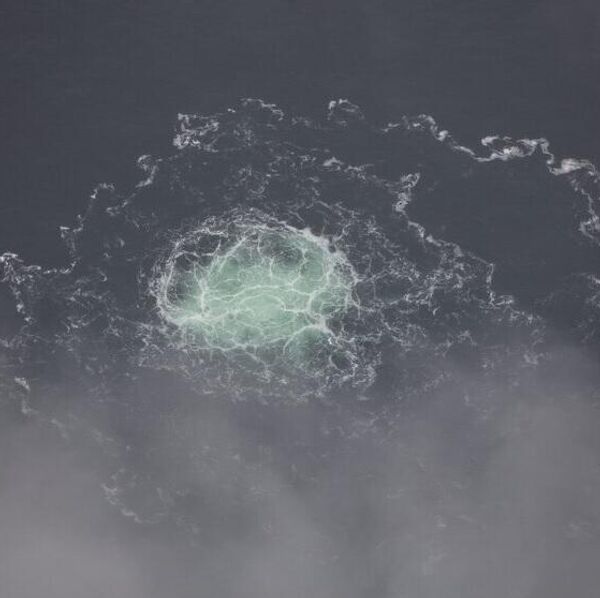 در این تصویر که توسط گارد ساحلی سوئد ارائه شده است، نشت کوچکی از نورد استریم 2 در روز چهارشنبه، 28 سپتامبر 2022 مشاهده می‌شود. - اسپوتنیک ایران  