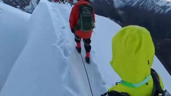 رسانه چینی: یک گردشگر 31 ساله پس از سقوط از کوه ناما در استان سیچوان به طرز غم انگیزی درگذشت - اسپوتنیک ایران  