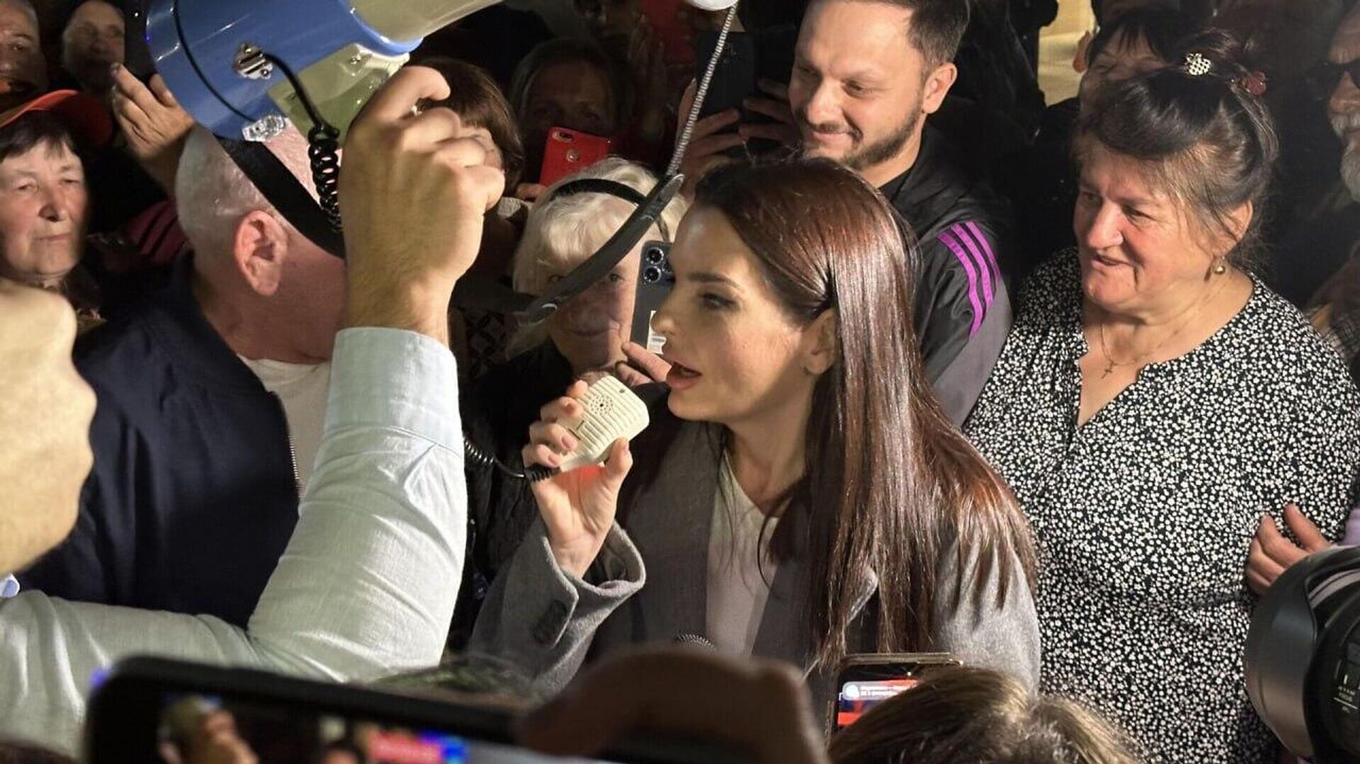 رئیس گاگائوزیا خطاب به مردم مولداوی گفت که «امروز، اهمیتی بیش از یک روز انتخابات دارد» رئیس گاگائوزیا خطاب به مردم مولداوی گفت که «امروز، اهمیتی بیش از یک روز انتخابات دارد» - اسپوتنیک ایران , 1920, 28.09.2025