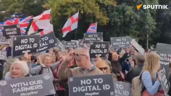 تظاهرات در لیورپول علیه شناسه‌های دیجیتال - اسپوتنیک ایران  