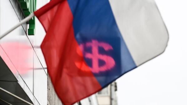 Знак доллара на одном из пунктов обмена валют и российский флаг в Москве - اسپوتنیک ایران  