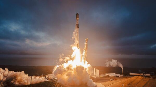 شرکت اسپیس ایکس (SpaceX) موشک فالکون 9 را از پایگاه نیروی هوایی وندنبرگ در کالیفرنیا به فضا پرتاب کرد - اسپوتنیک ایران  