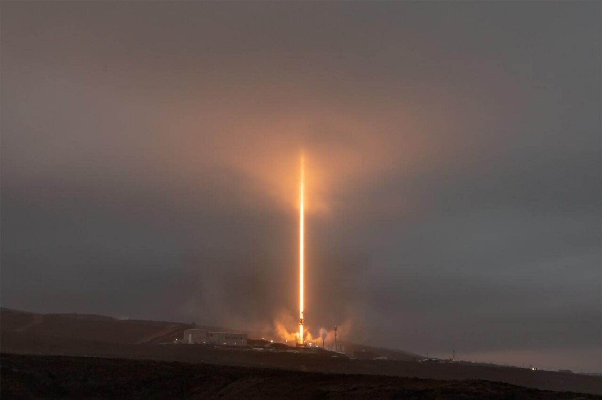 شرکت اسپیس ایکس (SpaceX) موشک فالکون 9 را از پایگاه نیروی هوایی وندنبرگ در کالیفرنیا به فضا پرتاب کرد - اسپوتنیک ایران  , 1920, 03.10.2025