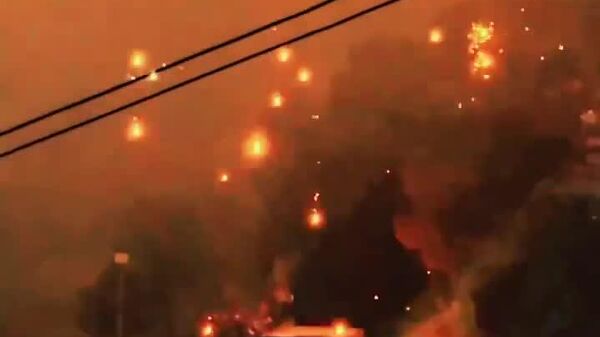 در شهر لیویانگ چین، هنگام نمایش پهپاد و آتش‌بازی، حادثه‌ای رخ داد: جرقه‌هایی از آسمان شروع به باریدن کردند - اسپوتنیک ایران  