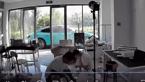 در چین، یک ماشین الکتریکی شیائومی SU7 در حالی که صاحبش با آرامش مشغول کار خود بود، خود به خود روشن شد و از محل دور شد - اسپوتنیک ایران  