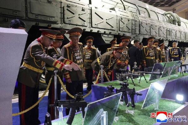 رهبر کره شمالی، در نمایشگاه بزرگ دفاعی، از سلاحهای نسل بعدی رونمایی کرد رهبر کره شمالی، در نمایشگاه بزرگ دفاعی، از سلاحهای نسل بعدی رونمایی کرد - اسپوتنیک ایران