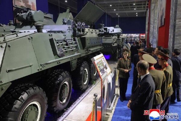 رهبر کره شمالی، در نمایشگاه بزرگ دفاعی، از سلاحهای نسل بعدی رونمایی کرد رهبر کره شمالی، در نمایشگاه بزرگ دفاعی، از سلاحهای نسل بعدی رونمایی کرد - اسپوتنیک ایران