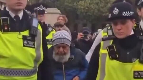 پلیس بریتانیا در جریان اعتراضات لندنی ها در حمایت از غزه، یک مرد مسن را دستگیر کرد - اسپوتنیک ایران  