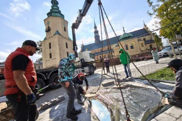 یک اثر هنری به شکل آینه 2 در2 متر در کیلتس به نمایش گذاشته شده است - اسپوتنیک ایران  